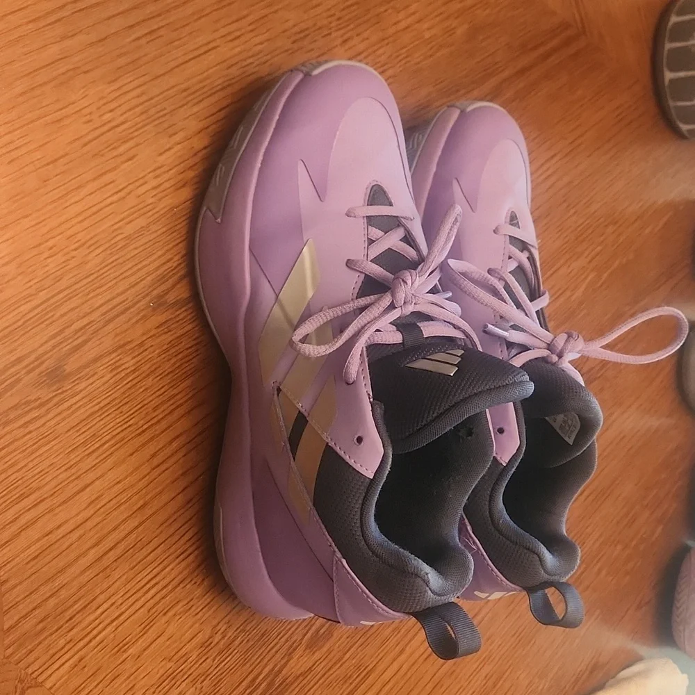 Adidas Girls Basketball shoes - Picture 3 of 4